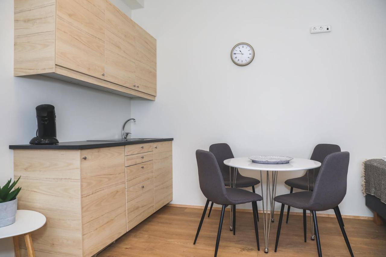 E18 Apartments อาคูเรย์รี ภายนอก รูปภาพ