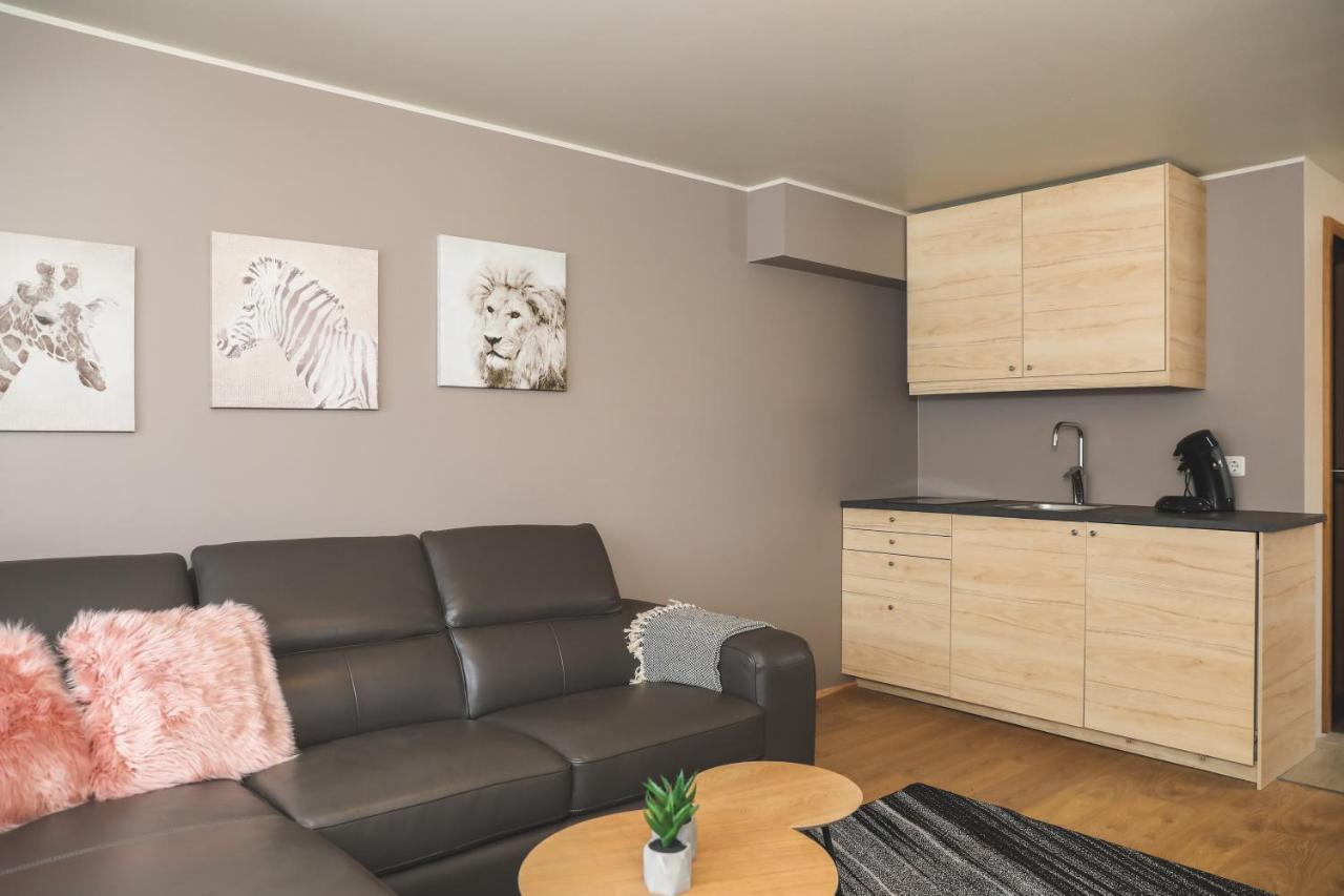 E18 Apartments อาคูเรย์รี ภายนอก รูปภาพ