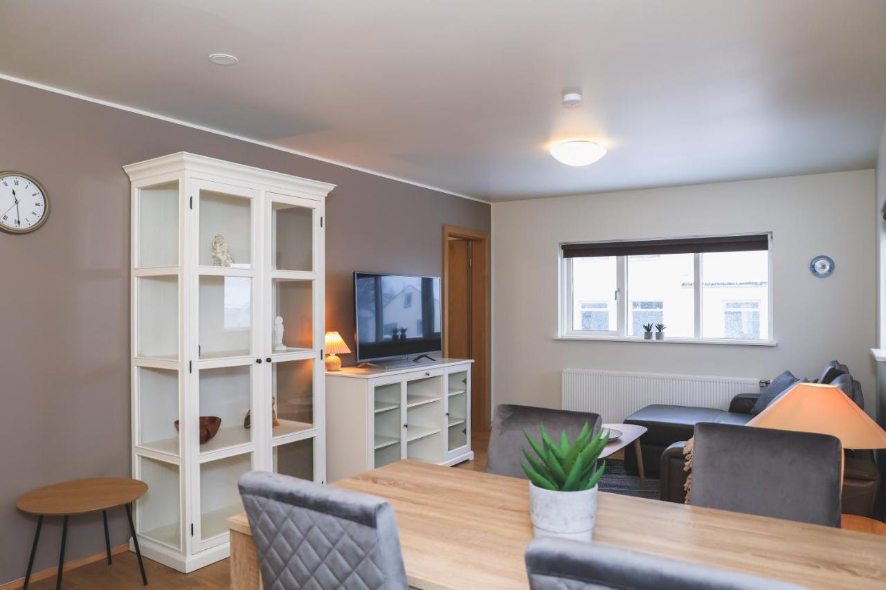 E18 Apartments อาคูเรย์รี ภายนอก รูปภาพ