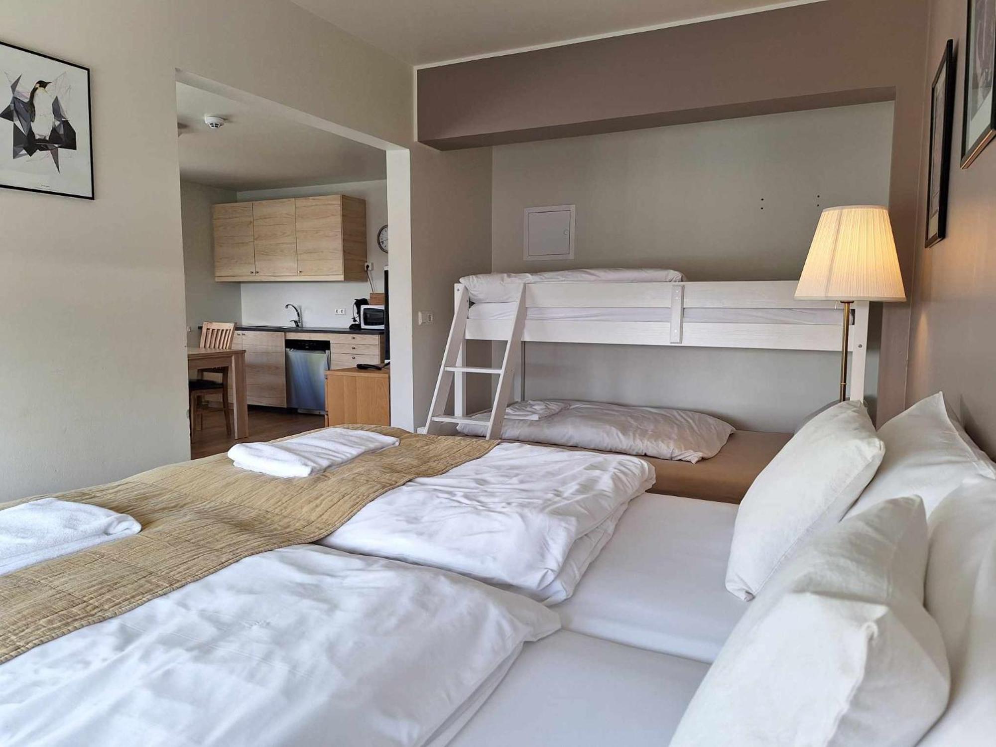 E18 Apartments อาคูเรย์รี ภายนอก รูปภาพ